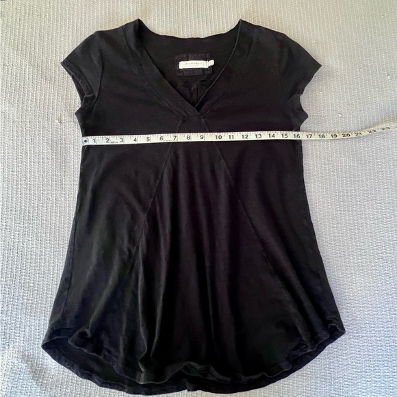 Mododoc Sundance. This tee boasts subtle, directional seaming that flatters. - Picture 5 of 6